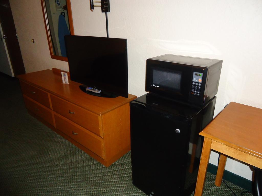 Magnuson Grand Hotel And Conference Center Raymond Room photo